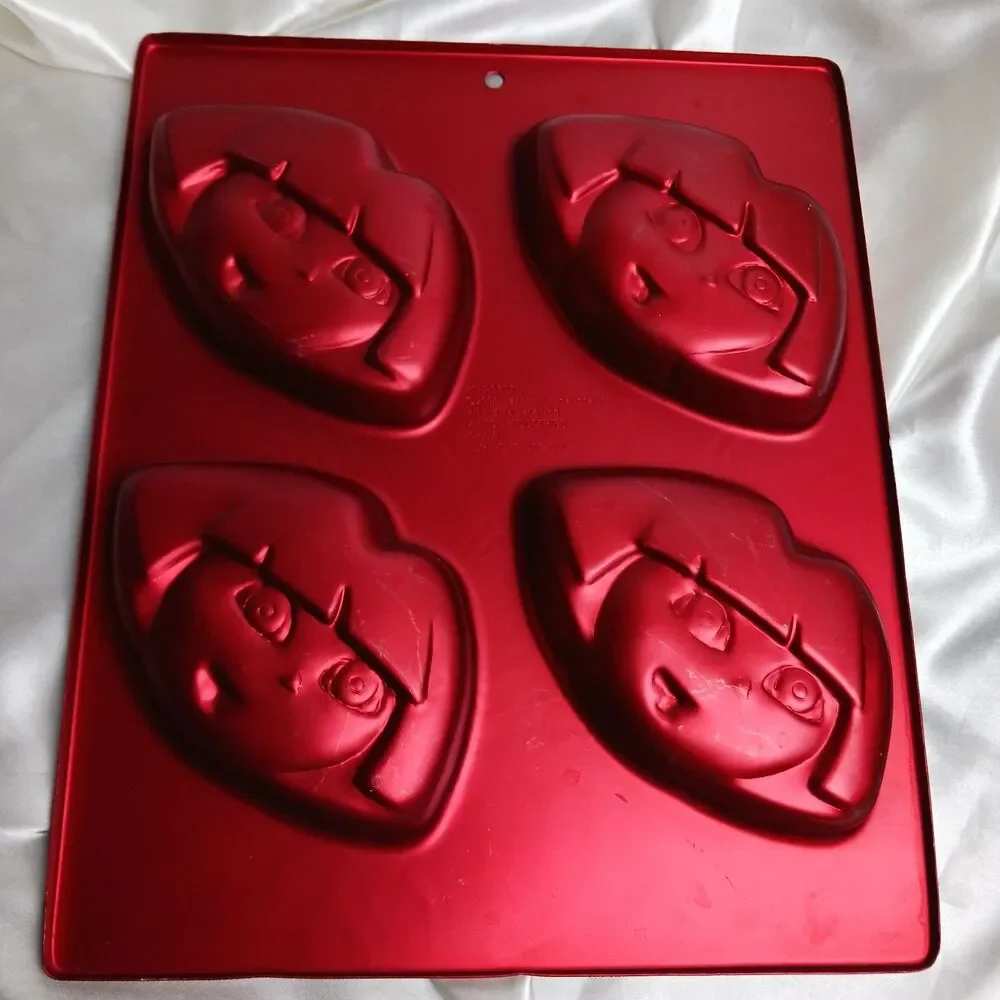 VINTAGE WILTON DORA MINI TREAT CAKE PAN